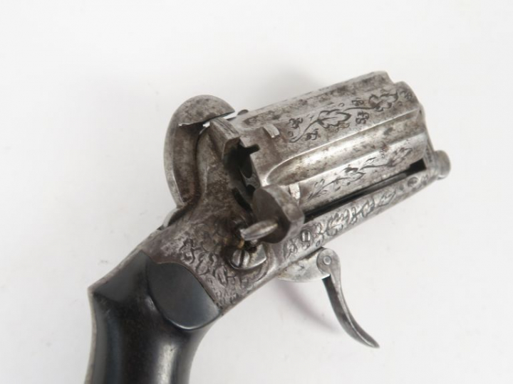 Poivrière « Depretz » en calibre 7 mm à broche, gravure motifs floraux