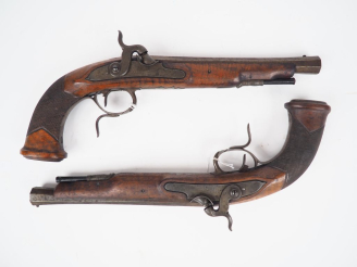 Vente aux enchères Belle paire de pistolets de combats tardifs de la manufacture de Versa