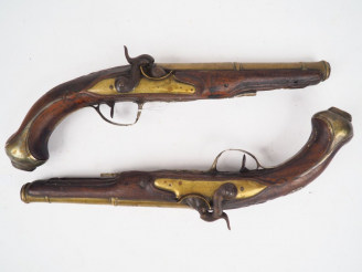 Vente aux enchères Paire de pistolets à silex transformés à percussion par « Cassagnard à