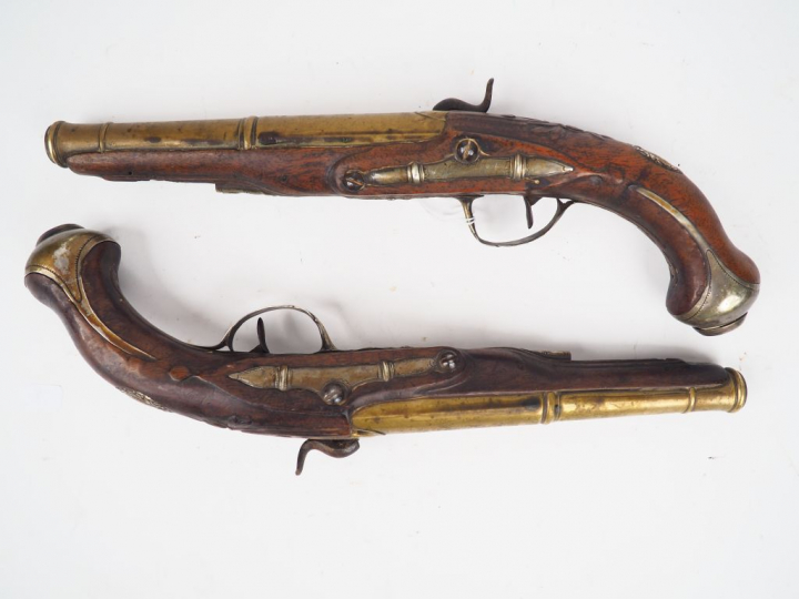 Paire de pistolets à silex transformés à percussion par « Cassagnard à