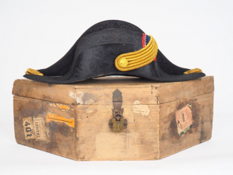 Vente aux enchères Beau bicorne d’officier subalterne de la marine en taupé noir, intérie