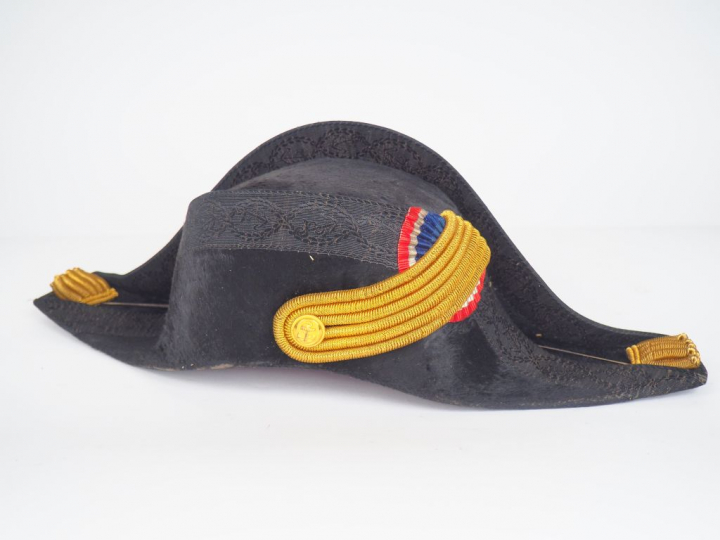 Beau bicorne d’officier subalterne de la marine en taupé noir, intérie