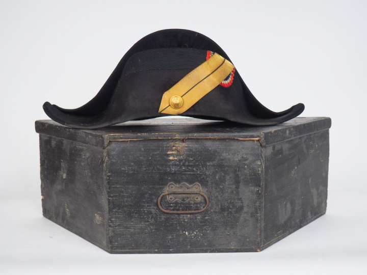 Beau bicorne d’officier du génie en taupé noir, intérieur en soie roug