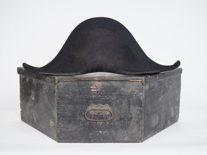 Beau bicorne d’officier du génie en taupé noir, intérieur en soie roug