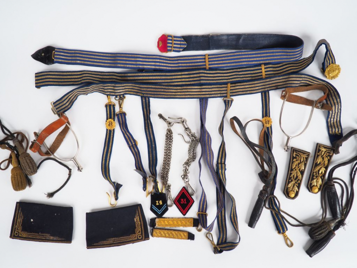Lot de militaria, on y trouve deux ceinturons de marine à accastillage