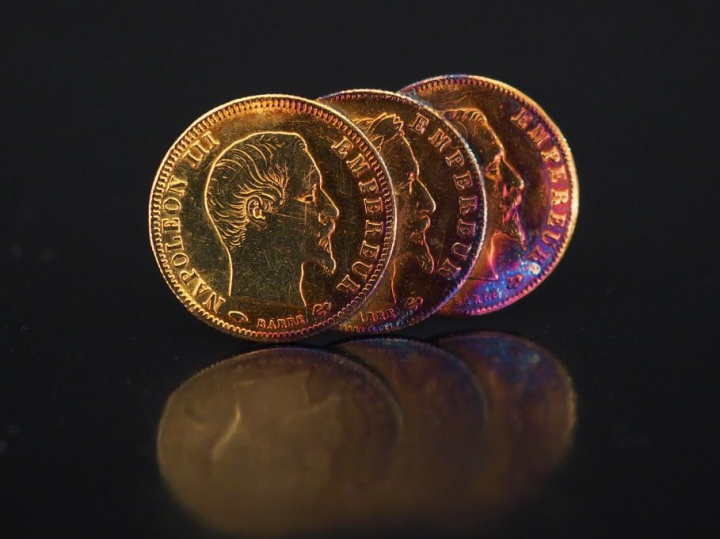 Broche en or jaune, sertie de trois pièces de 5 Francs or. Long. 3 cm 