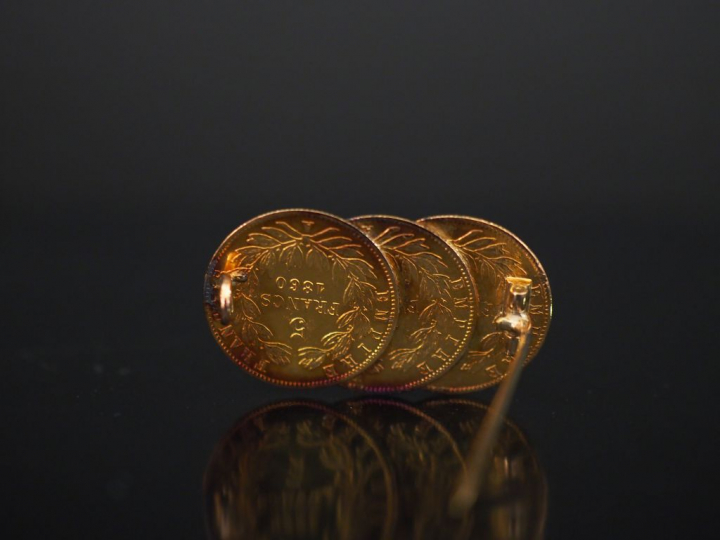 Broche en or jaune, sertie de trois pièces de 5 Francs or. Long. 3 cm 