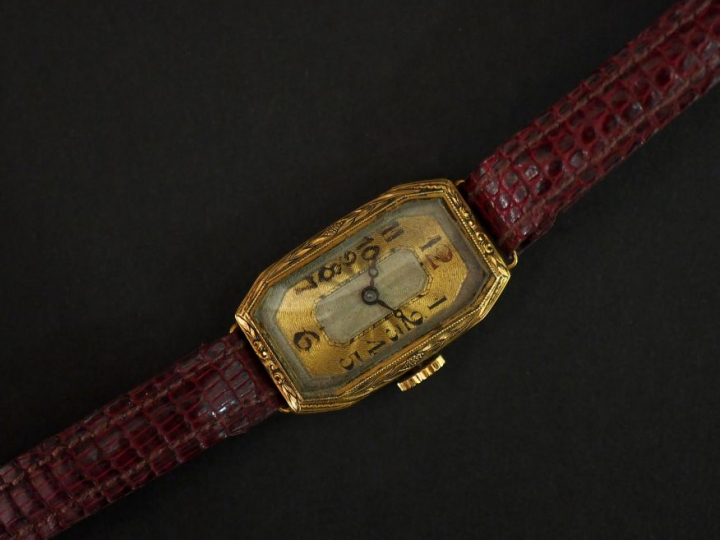 Montre bracelet de dame, boitier en or jaune. Cadran à pans coupés à c