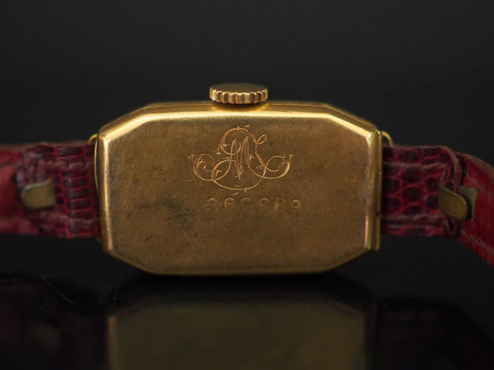 Montre bracelet de dame, boitier en or jaune. Cadran à pans coupés à c