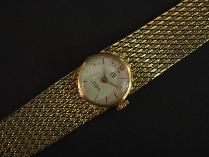 Montre bracelet de dame, boitier et bracelet en or jaune 14k. Caran ro