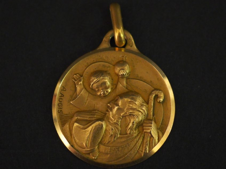 Médaille religieuse en or jaune, figurant Saint Jean-Baptiste portant 