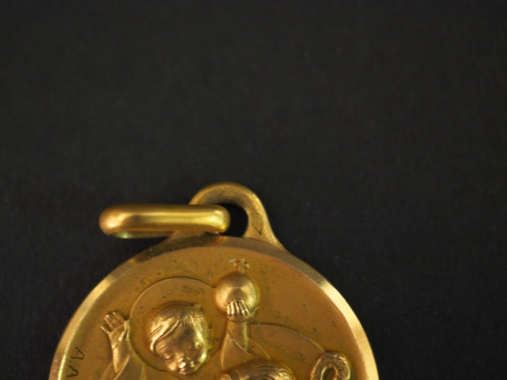 Médaille religieuse en or jaune, figurant Saint Jean-Baptiste portant 