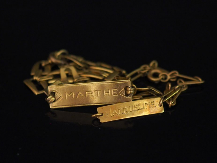 Deux différentes gourmettes en or jaune.  Poids. 10,32 g (accidentées)