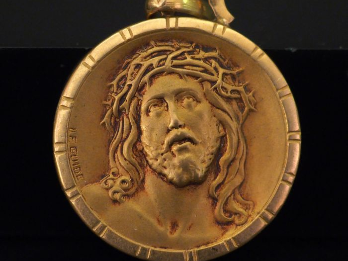 Médaille religieuse en or jaune, figurant le Christ à la couronne d'ép