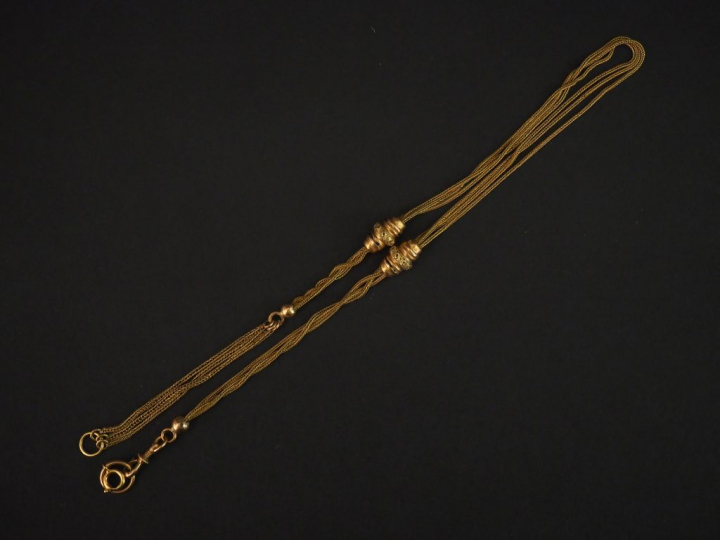 Giletière Napoléon III en or jaune et émail noir.  Long. 38,5 cm Poids