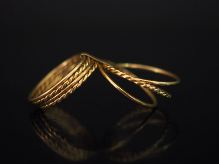 Bague semainier en or jaune, composée d'anneaux torsadés et lisses alt