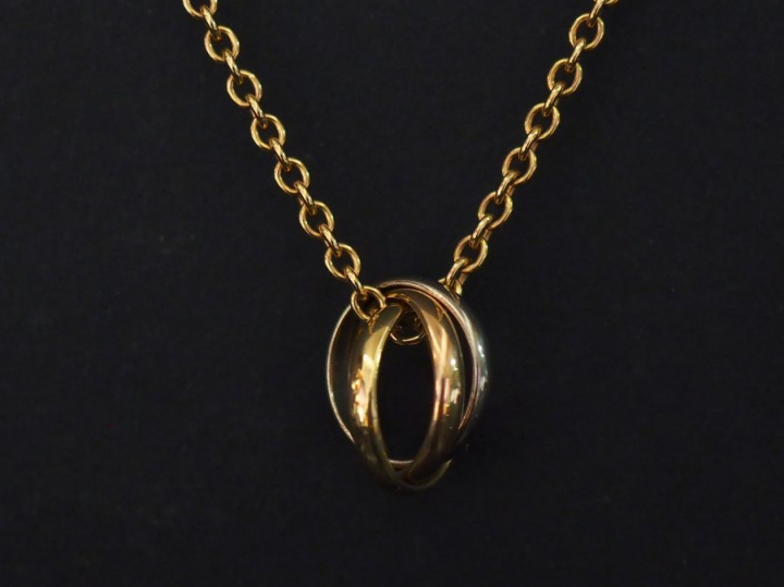 CARTIER, Trinity Collier en or jaune, maille forçat, et son pendentif 
