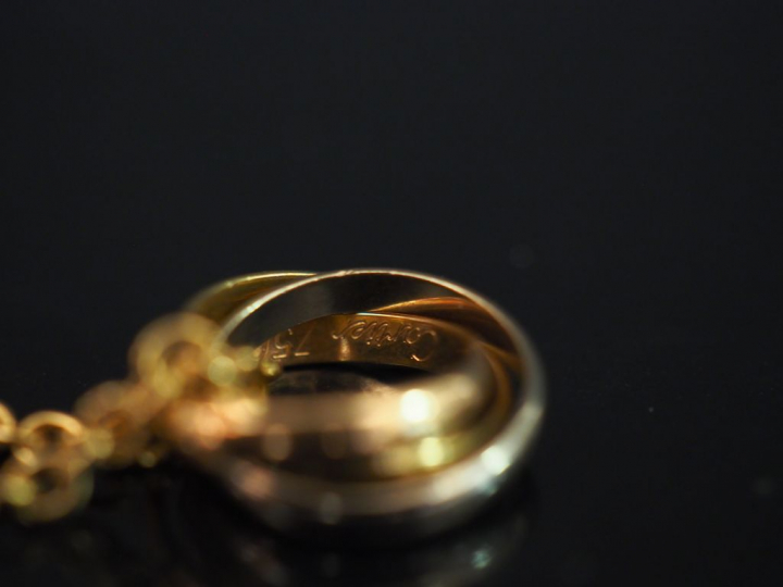 CARTIER, Trinity Collier en or jaune, maille forçat, et son pendentif 