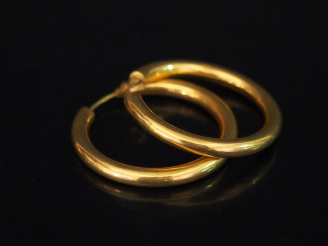 Vente aux enchères Paire de créoles en or jaune.  Diam. 2,7 cm Poids. 3,85 g   