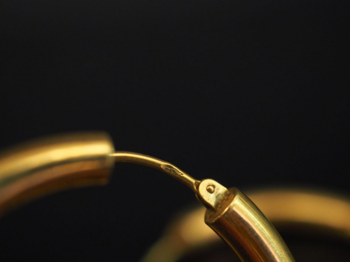 Paire de créoles en or jaune.  Diam. 2,7 cm Poids. 3,85 g   