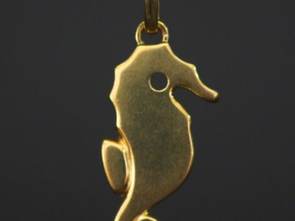 Vente aux enchères Pendentif en or jaune, en forme d'hippocampe. H. 3,2 cm Poids. 4,30 g 