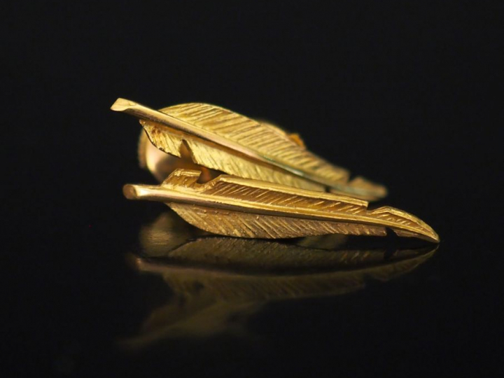 Paire de perces oreilles en or jaune, en forme de plume. Fermoir en or