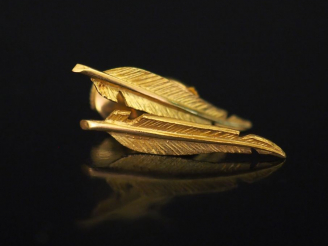 Vente aux enchères Paire de perces oreilles en or jaune, en forme de plume. Fermoir en or