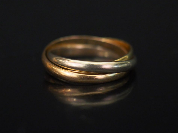 Bague trois anneaux trois tons d'or. TDD. 53 Poids. 4,12 g   