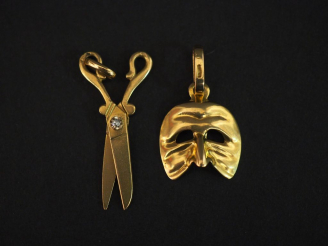 Vente aux enchères Ensemble comprenant :  - un pendentif en or jaune, en forme de masque.