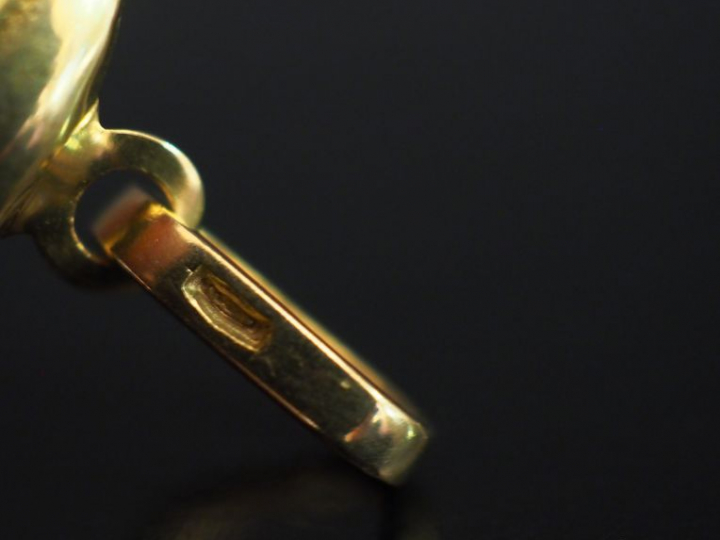 Ensemble comprenant :  - un pendentif en or jaune, en forme de masque.