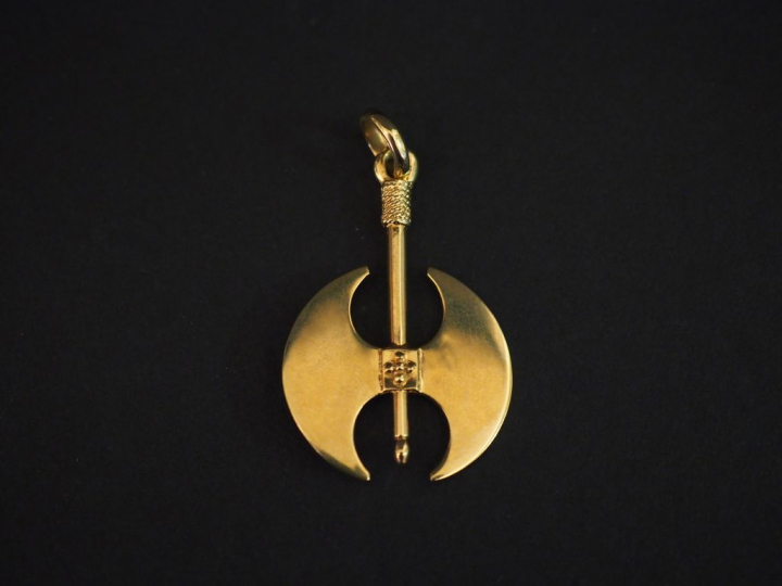 Pendentif en or jaune, en forme de double hache. 3,5 x 2,4 cm Poids. 5