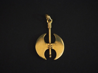 Vente aux enchères Pendentif en or jaune, en forme de double hache. 3,5 x 2,4 cm Poids. 5