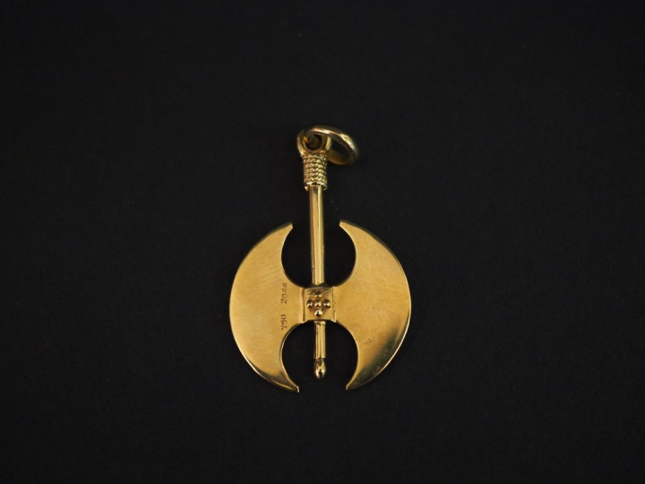 Pendentif en or jaune, en forme de double hache. 3,5 x 2,4 cm Poids. 5