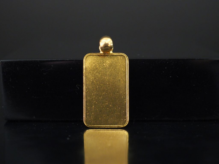 Pendentif en or jaune, en forme de lingot d'or. 2,3 x 1,4 cm Poids. 5,