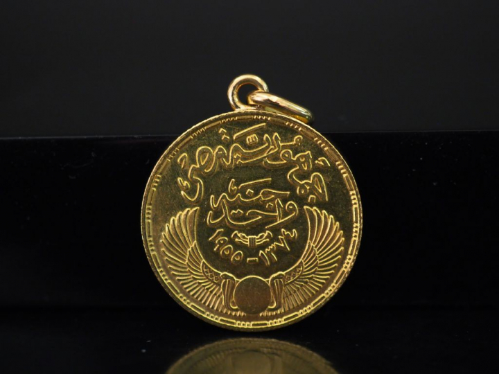 Pendentif circulaire de style égyptien en or jaune. Diam. 2,4 cm Poids