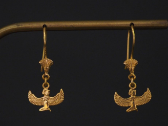 Vente aux enchères Paire de perces oreilles en or jaune, figurant Isis. H. du motif : 2,2