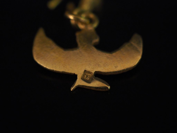 Paire de perces oreilles en or jaune, figurant Isis. H. du motif : 2,2