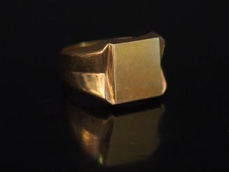 Vente aux enchères Bague de forme chevalière en or jaune.  TDD. 63 Poids. 7,80   
