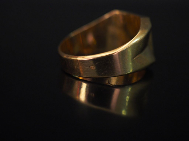 Bague de forme chevalière en or jaune.  TDD. 63 Poids. 7,80   