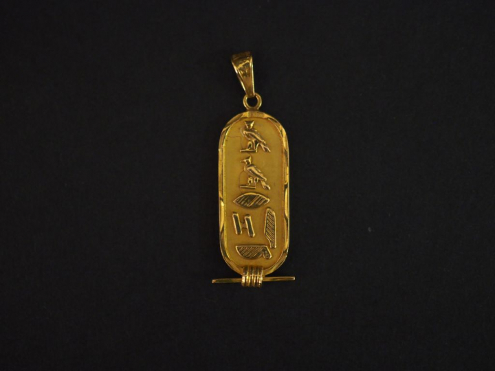 Pendentif de style égyptien en or jaune, à décor de hiéroglyphes.  H. 