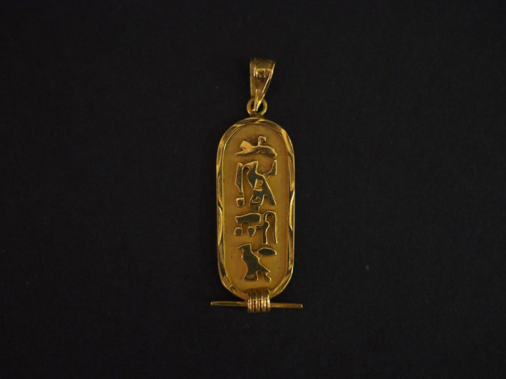 Pendentif de style égyptien en or jaune, à décor de hiéroglyphes.  H. 