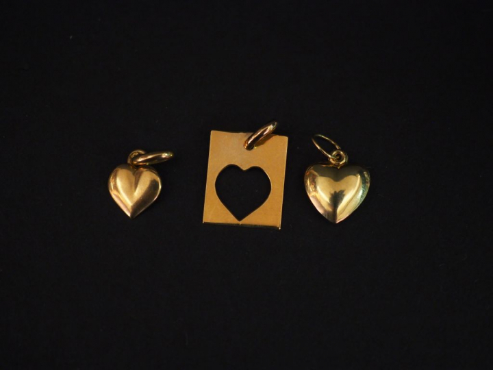 Ensemble comprenant :  - deux pendentifs en or jaune, en forme de cœur