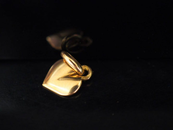 Ensemble comprenant :  - deux pendentifs en or jaune, en forme de cœur