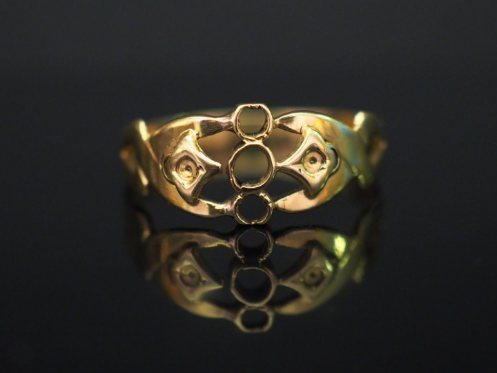 Petite bague en or jaune, à décor stylisé et ajouré. TDD. 56 Poids. 2,