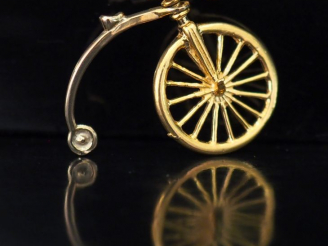 Vente aux enchères Pendentif en or jaune, en forme de grand bi. 2 x 2 cm Poids. 2,23 g   