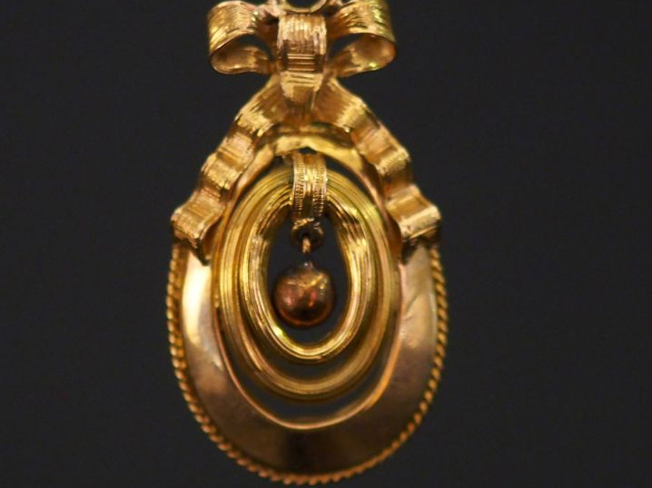 Pendentif de style Louis XVI en or jaune, à décor d'une boule en pende