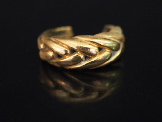 Vente aux enchères Elément de bague en or jaune, maille épi. Poids. 2,80 g  (accidenté)  