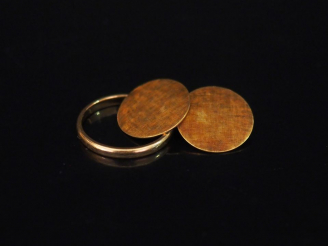 Vente aux enchères Ensemble comprenant :  - une alliance en or jaune.  TDD. 50 - un bouto