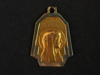 Vente aux enchères Petite médaille religieuse de style Art déco deux tons d'or, figurant 