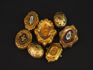 Vente aux enchères Ensemble comprenant :  - une paire de coulants Napoléon III en or jaun